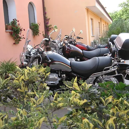 保萨尼亚酒店 3* 滕皮奥保萨尼亚